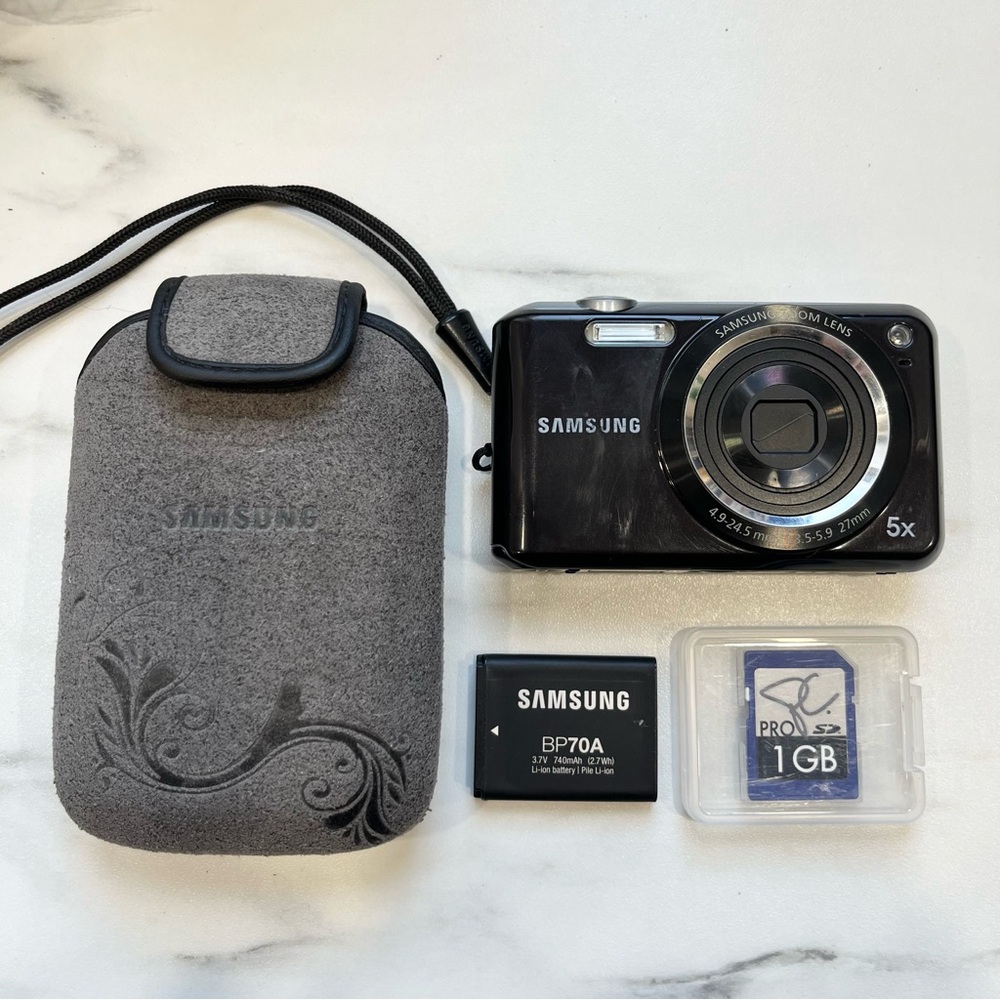 Samsung Black Digital Camera with Accessories